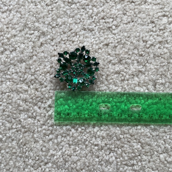 Vintage Green rhinestone brooch - Picture 4 of 4